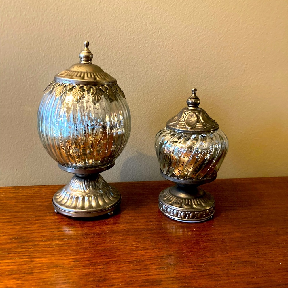Decorative battery powered decorative orbs